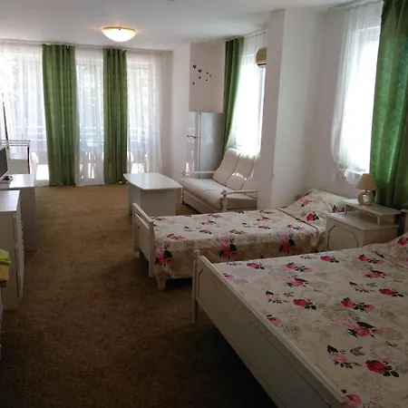 Cozy With Balcony And Free Parking بيت ضيافة *