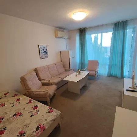 Cozy With Balcony And Free Parking 瓦爾納