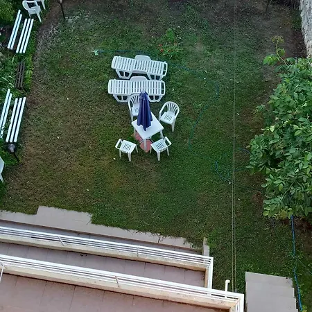 Cozy With Balcony And Free Parking וארנה
