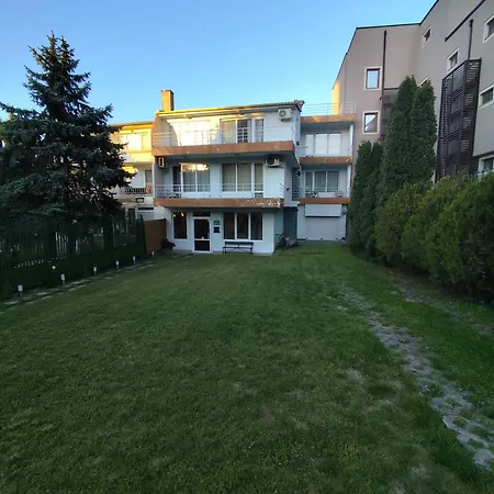Cozy With Balcony And Free Parking
