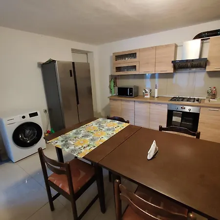 Cozy With Balcony And Free Parking * 瓦爾納