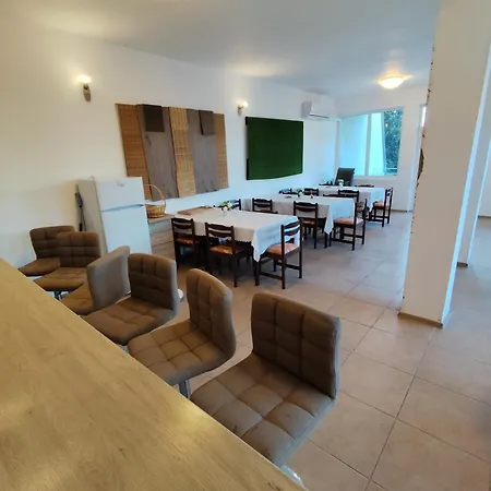 بيت ضيافة Cozy With Balcony And Free Parking